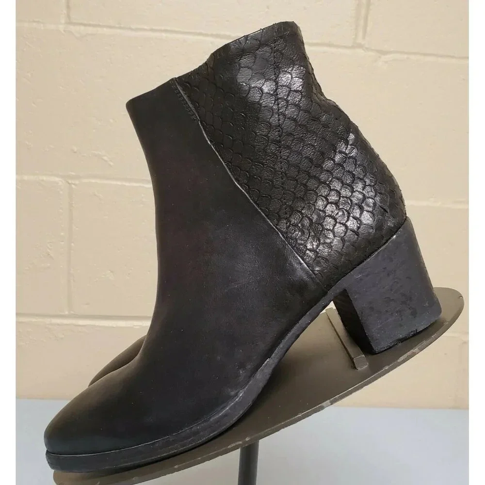 Gidigio Black Leather Reptile Design Bootie/Ankle